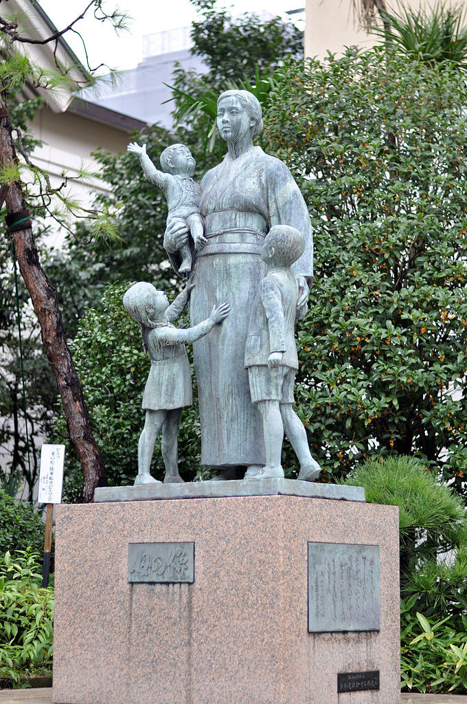 File source: http://commons.wikimedia.org/wiki/File:Yasukuni-jinja_102.jpg
